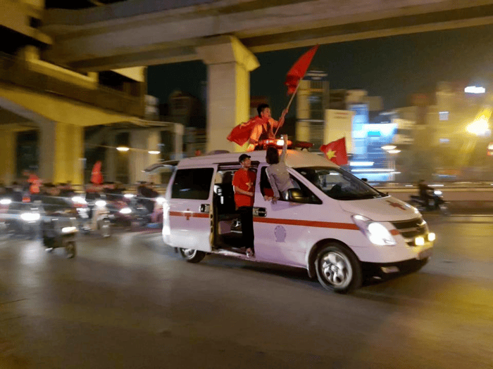Một khi đã đi bão rồi thì xe lu hay máy xúc vẫn phải lao hết ra đường để cổ vũ cho U23 Việt Nam